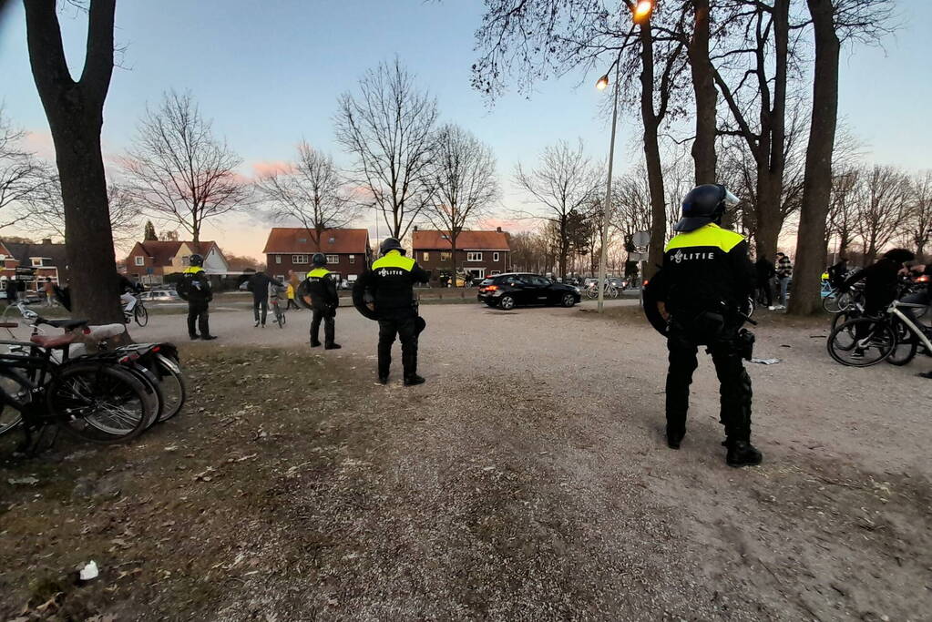Mobiele eenheid groot aanwezig bij uitloop voetbalwedstrijd