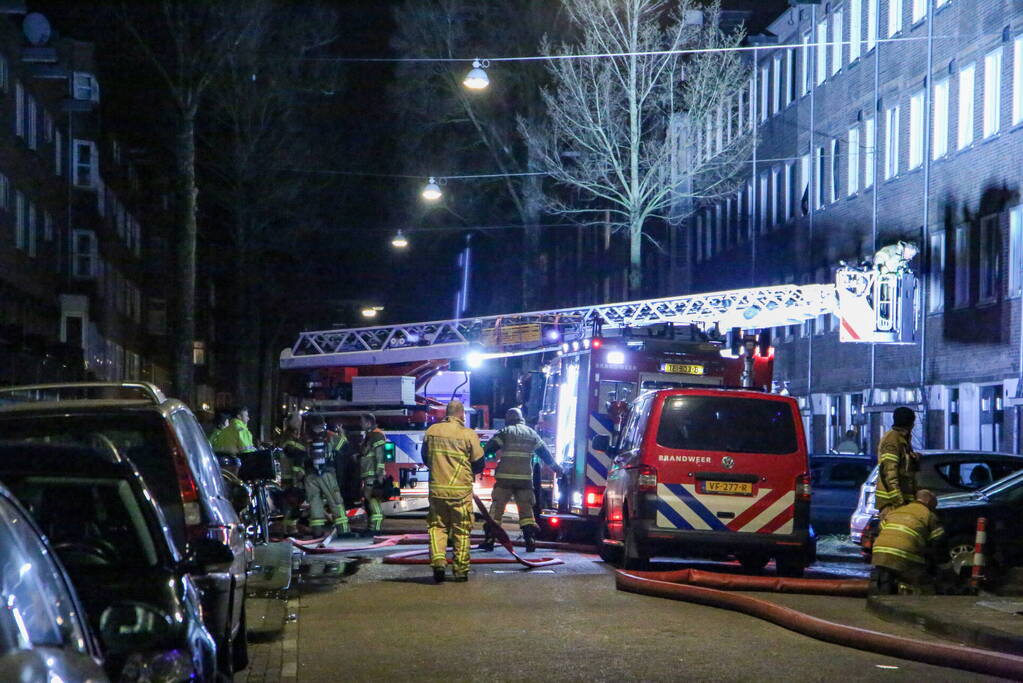 Meerdere woningen ontruimd bij grote brand