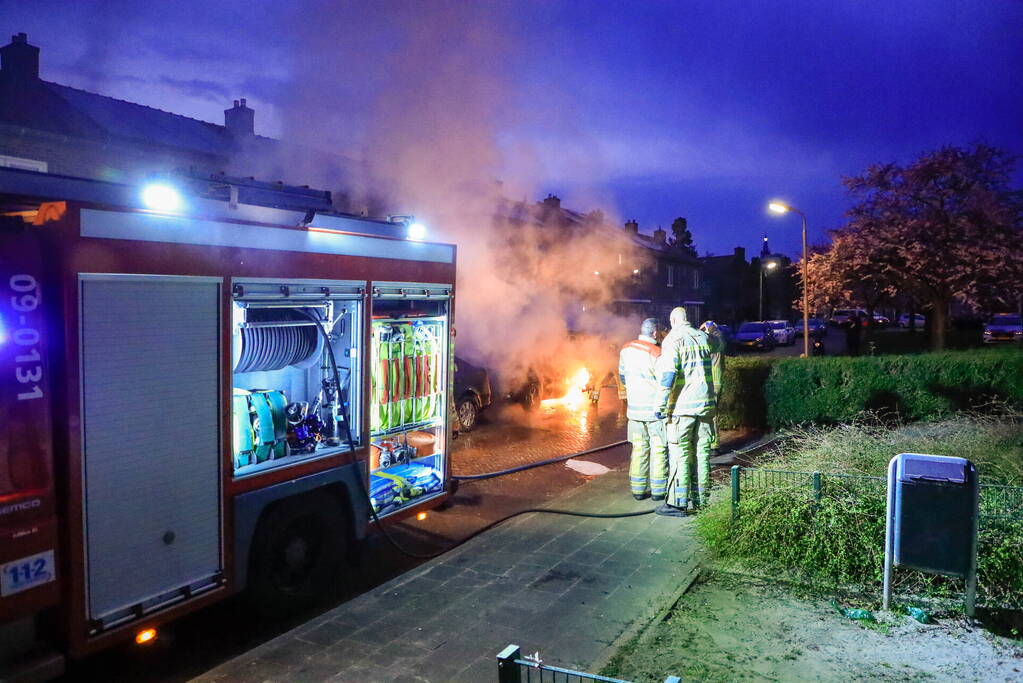 Twee geparkeerde auto's gaan in vlammen op