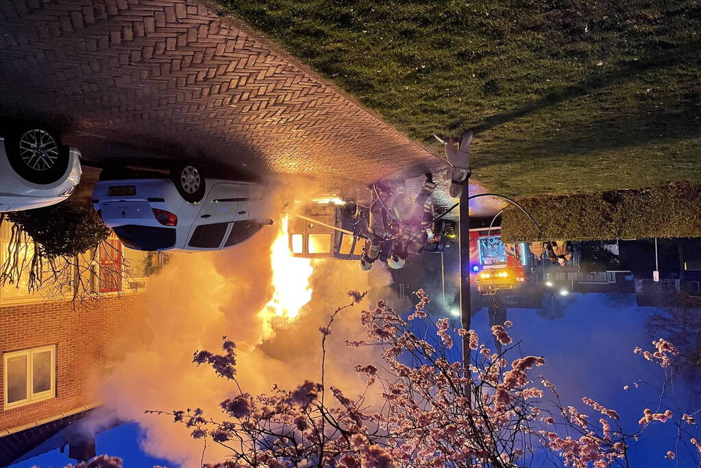 Twee geparkeerde auto's gaan in vlammen op