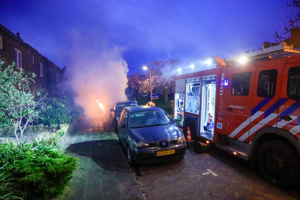 Twee geparkeerde auto's gaan in vlammen op