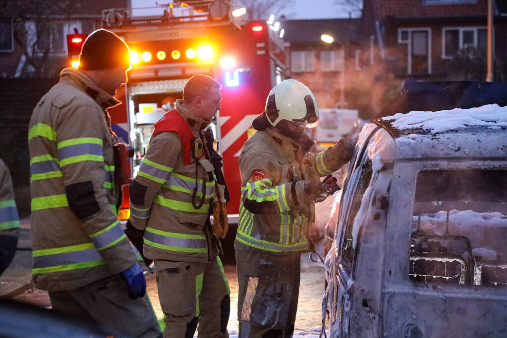 Twee geparkeerde auto's gaan in vlammen op