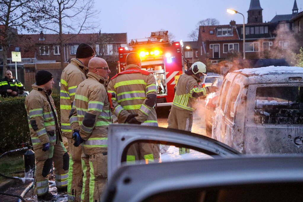 Twee geparkeerde auto's gaan in vlammen op
