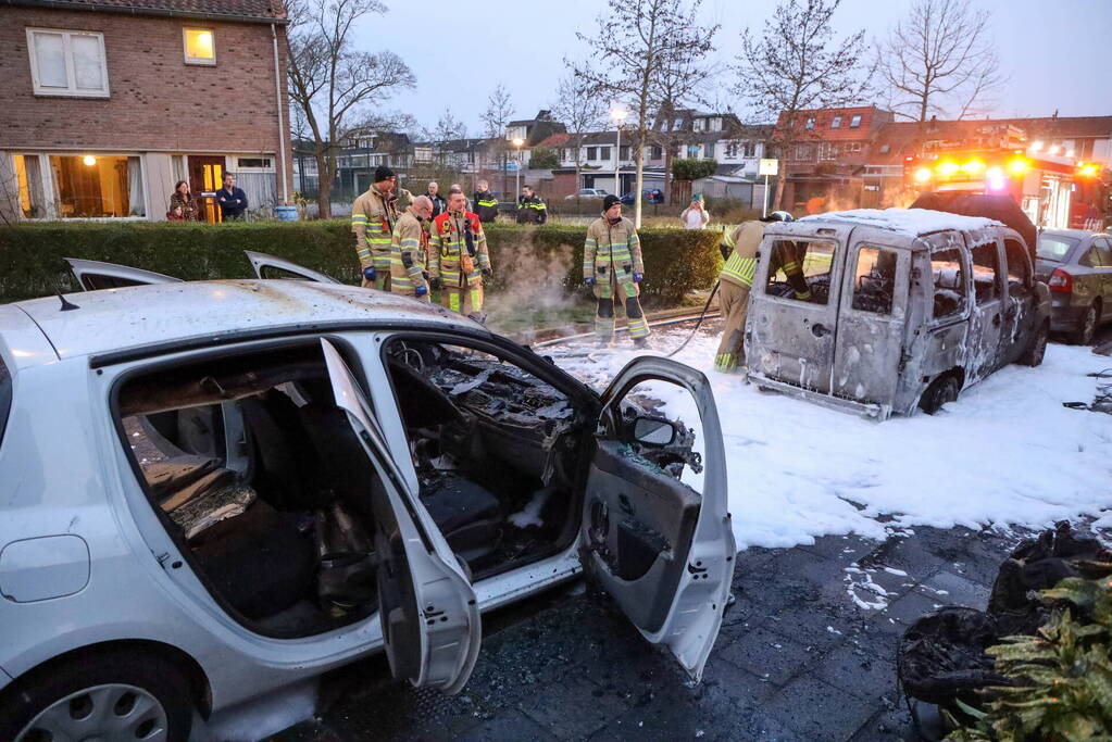 Twee geparkeerde auto's gaan in vlammen op