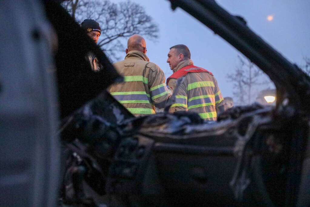 Twee geparkeerde auto's gaan in vlammen op