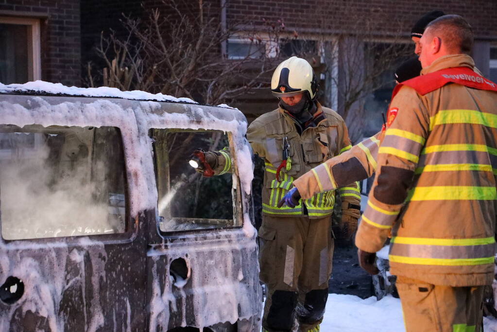 Twee geparkeerde auto's gaan in vlammen op