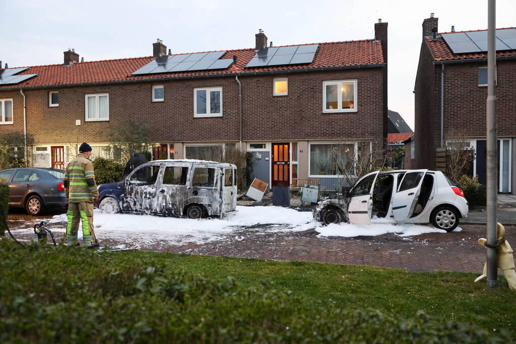 Twee geparkeerde auto's gaan in vlammen op