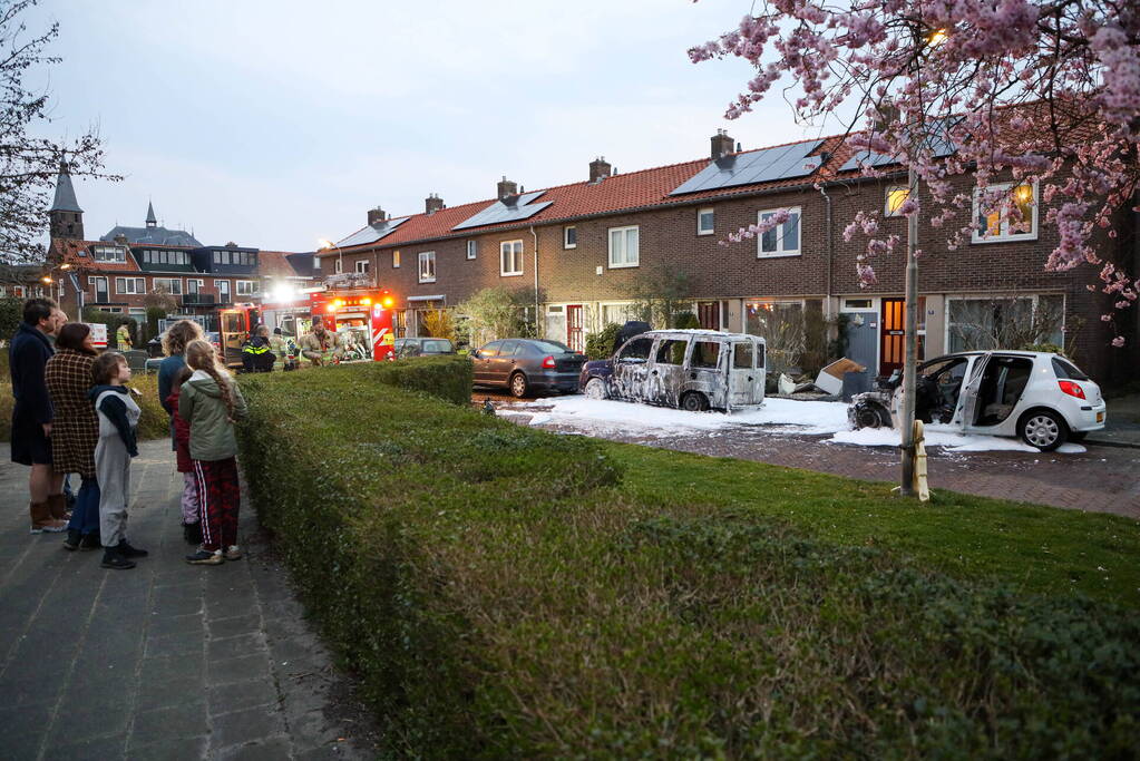 Twee geparkeerde auto's gaan in vlammen op