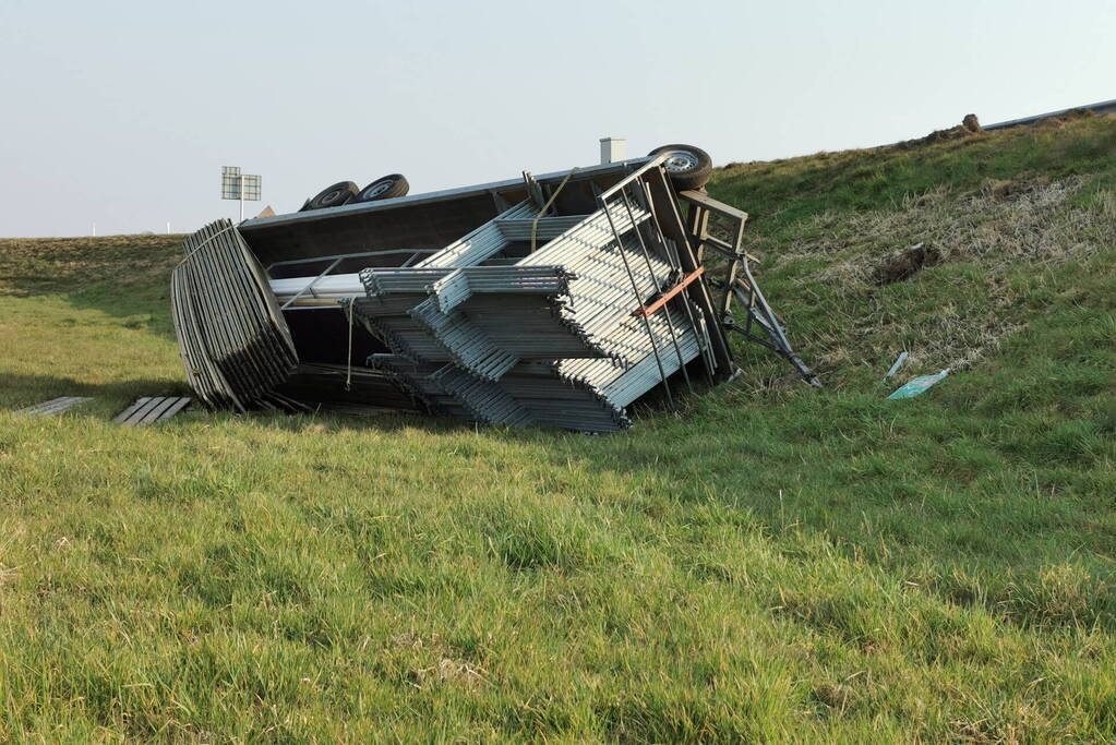 Auto verliest aanhanger met marktkramen