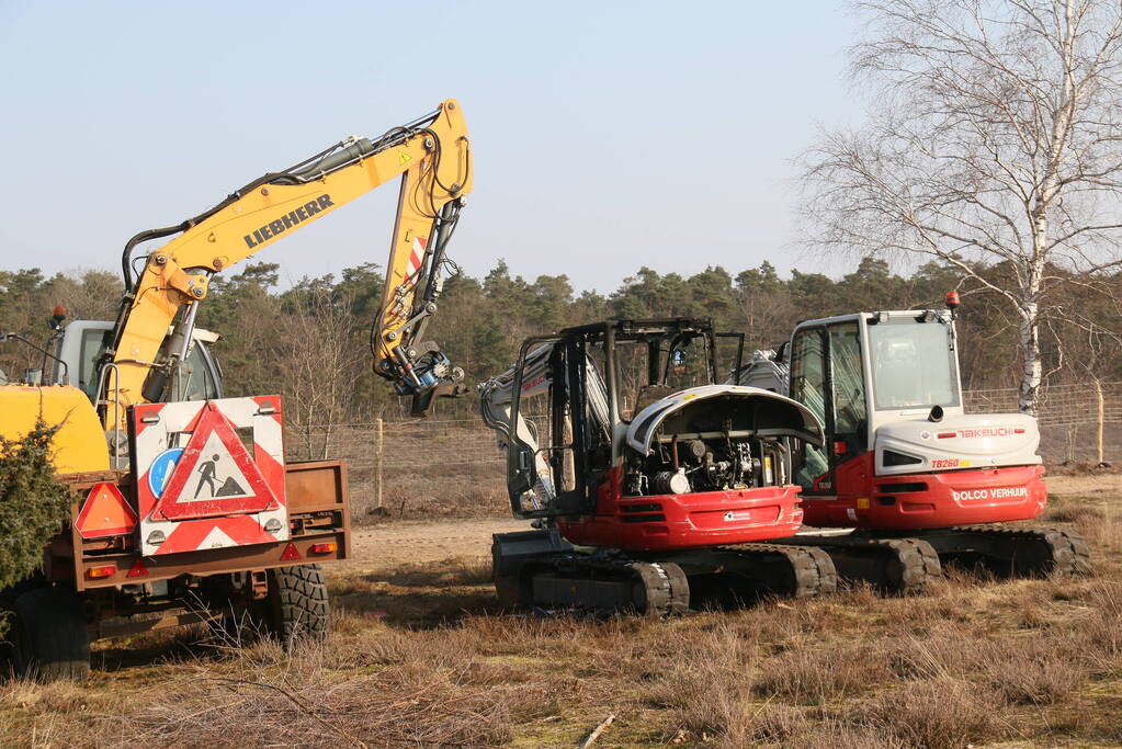 Graafmachine zwaar beschadigd vanwege brand