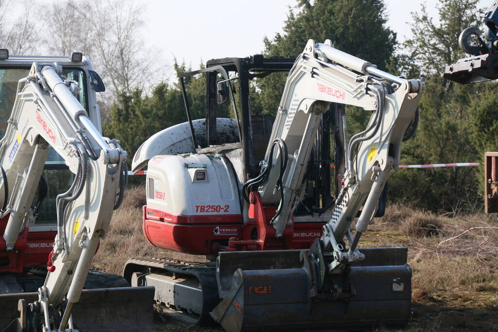 Graafmachine zwaar beschadigd vanwege brand