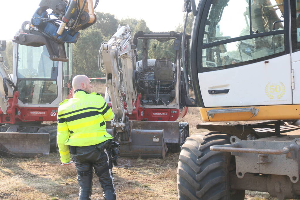 Graafmachine zwaar beschadigd vanwege brand