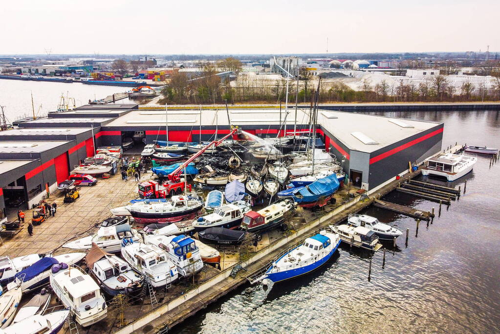 Enorme schade na zeer grote brand op Jachtwerf Roelofsen