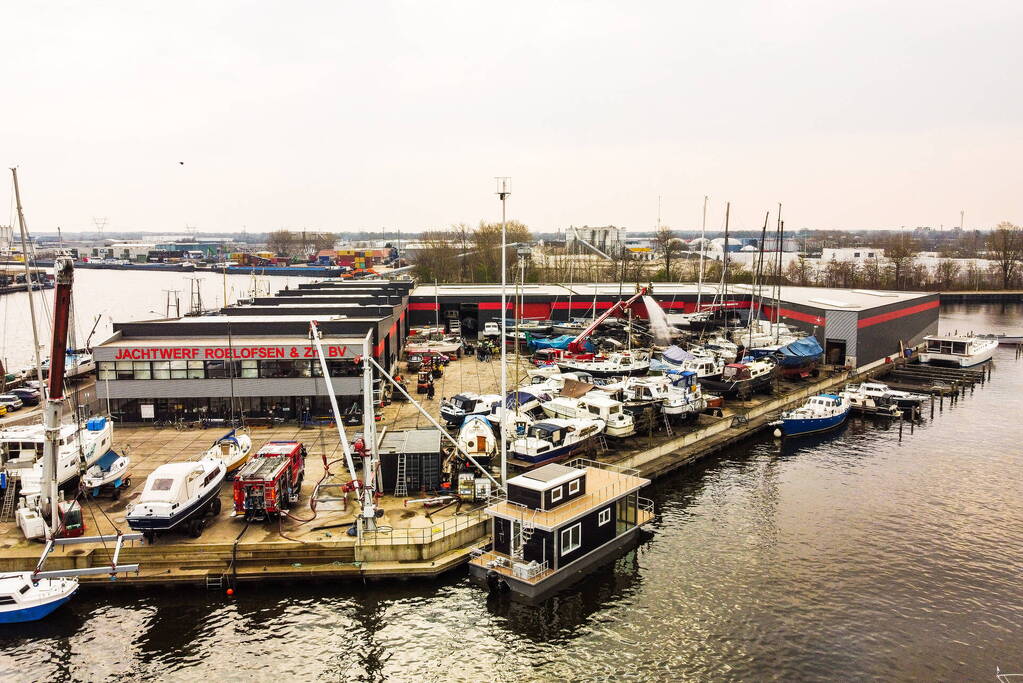 Enorme schade na zeer grote brand op Jachtwerf Roelofsen
