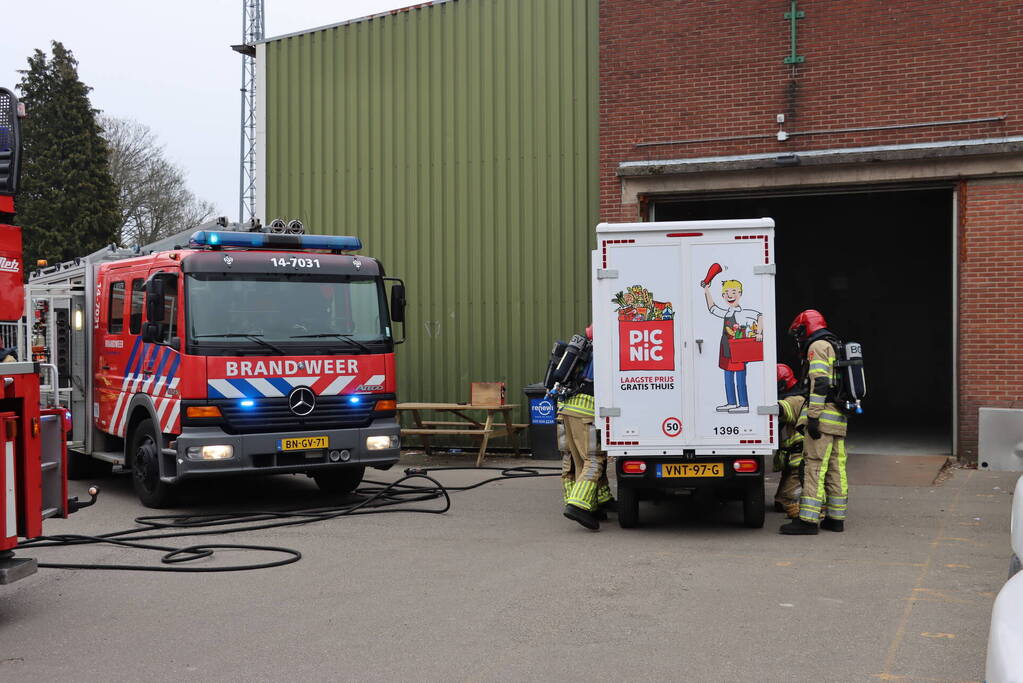 Bedrijfspand vol rook vanwege brand in Picnic auto