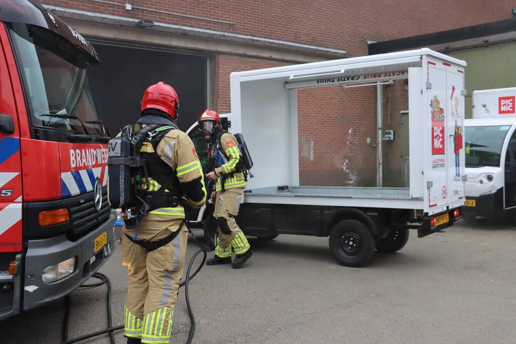 Bedrijfspand vol rook vanwege brand in Picnic auto