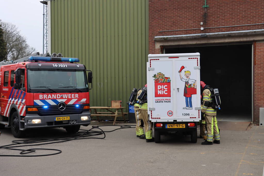 Bedrijfspand vol rook vanwege brand in Picnic auto