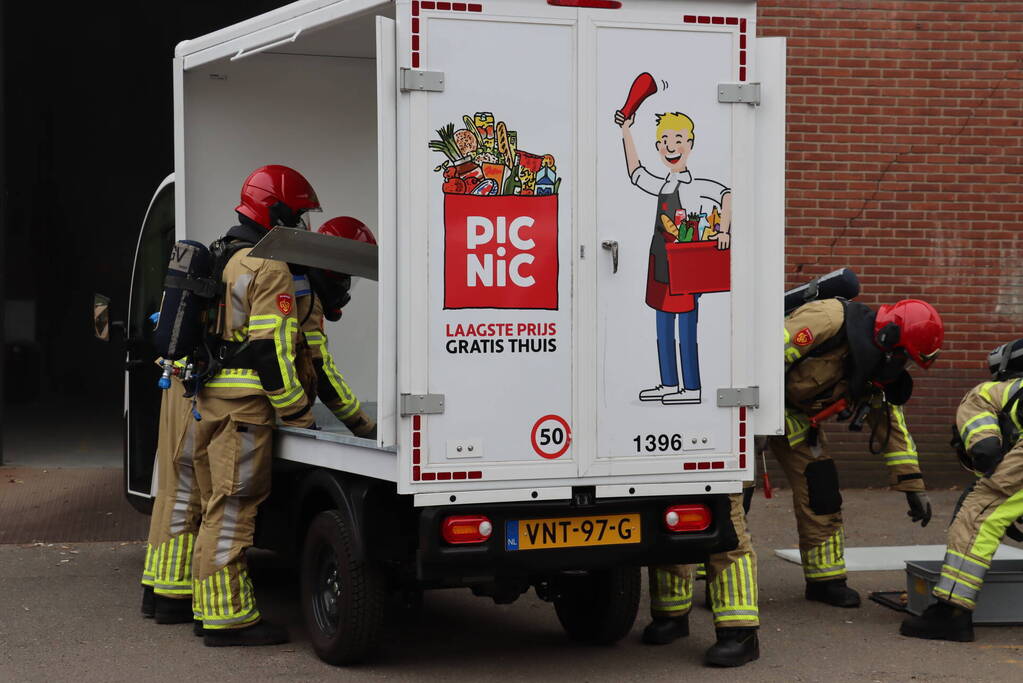 Bedrijfspand vol rook vanwege brand in Picnic auto