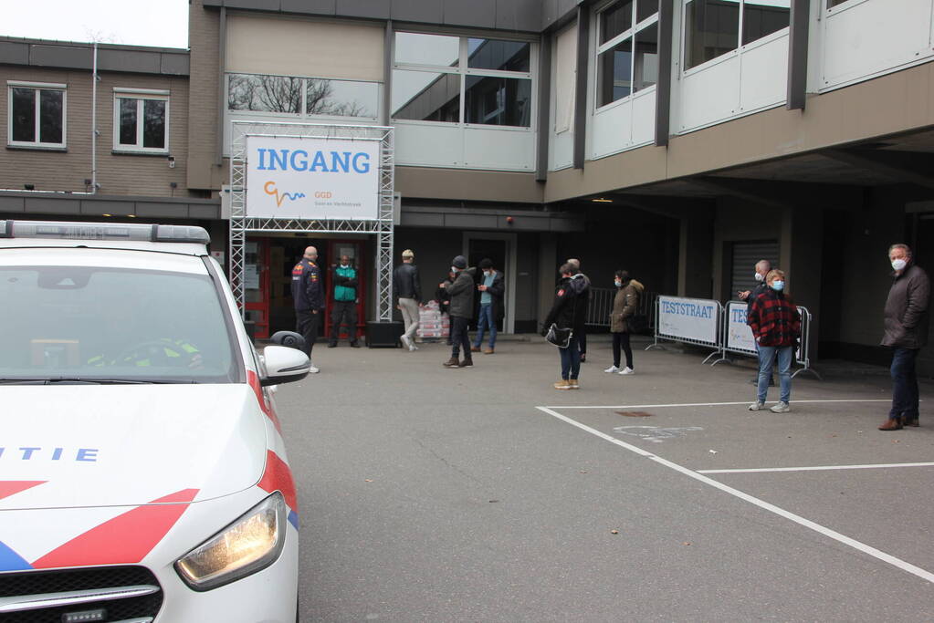 Bedrijfspand vol rook vanwege brand in Picnic auto