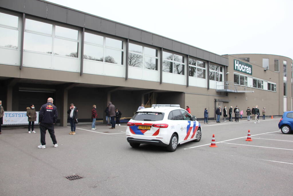 Bedrijfspand vol rook vanwege brand in Picnic auto