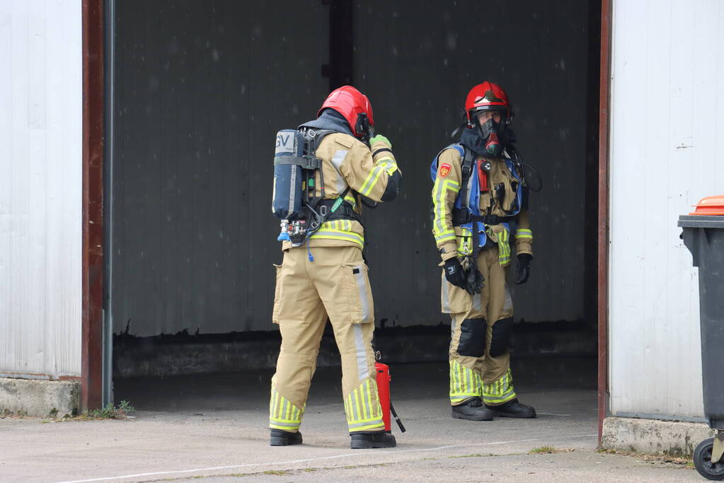 Bedrijfspand vol rook vanwege brand in Picnic auto