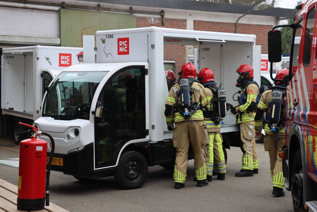 Bedrijfspand vol rook vanwege brand in Picnic auto