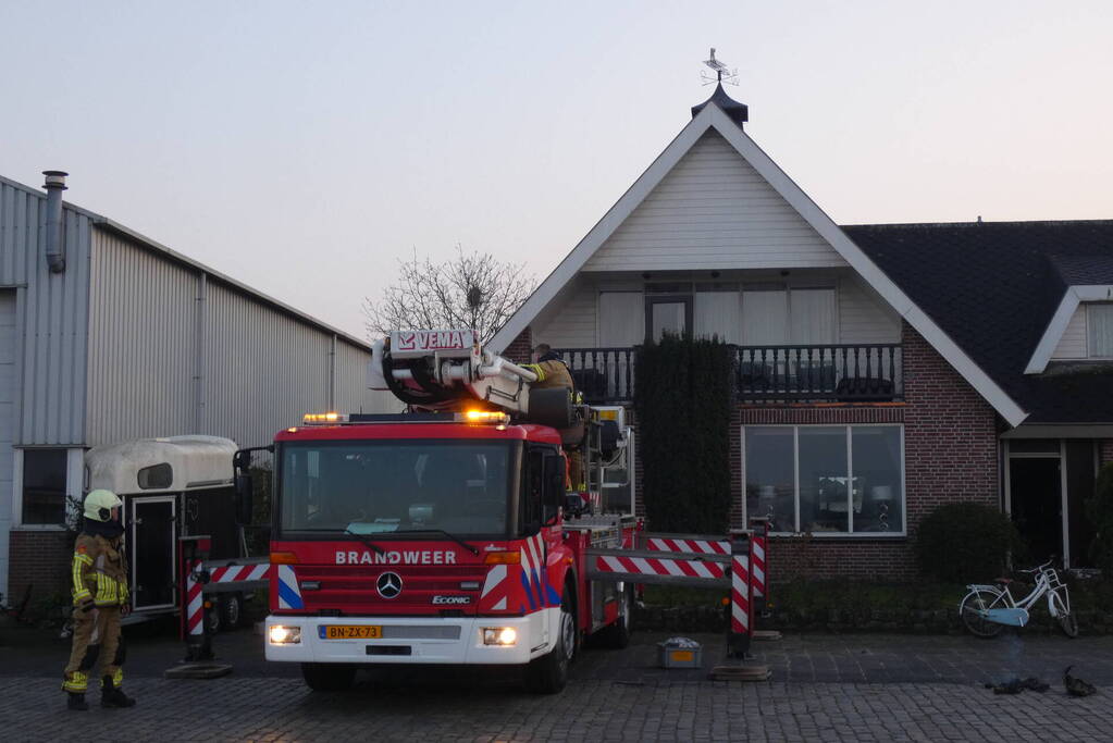 Brandweer blust brand in schoorsteen