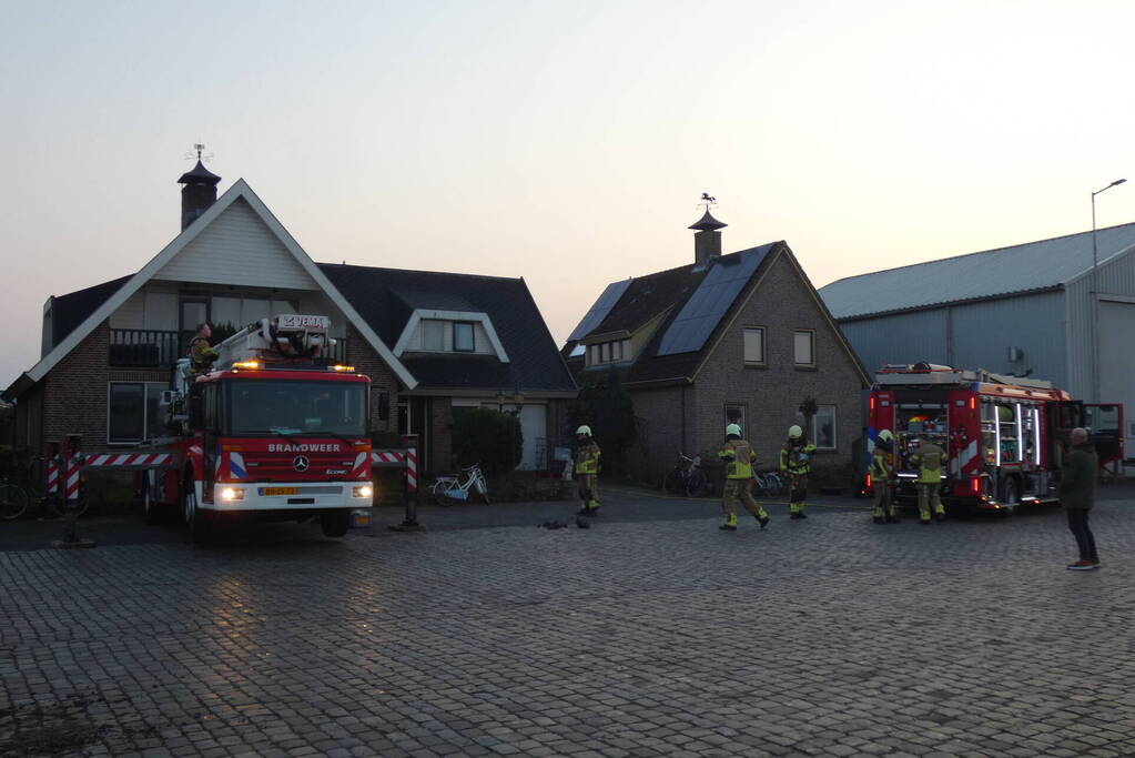 Brandweer blust brand in schoorsteen