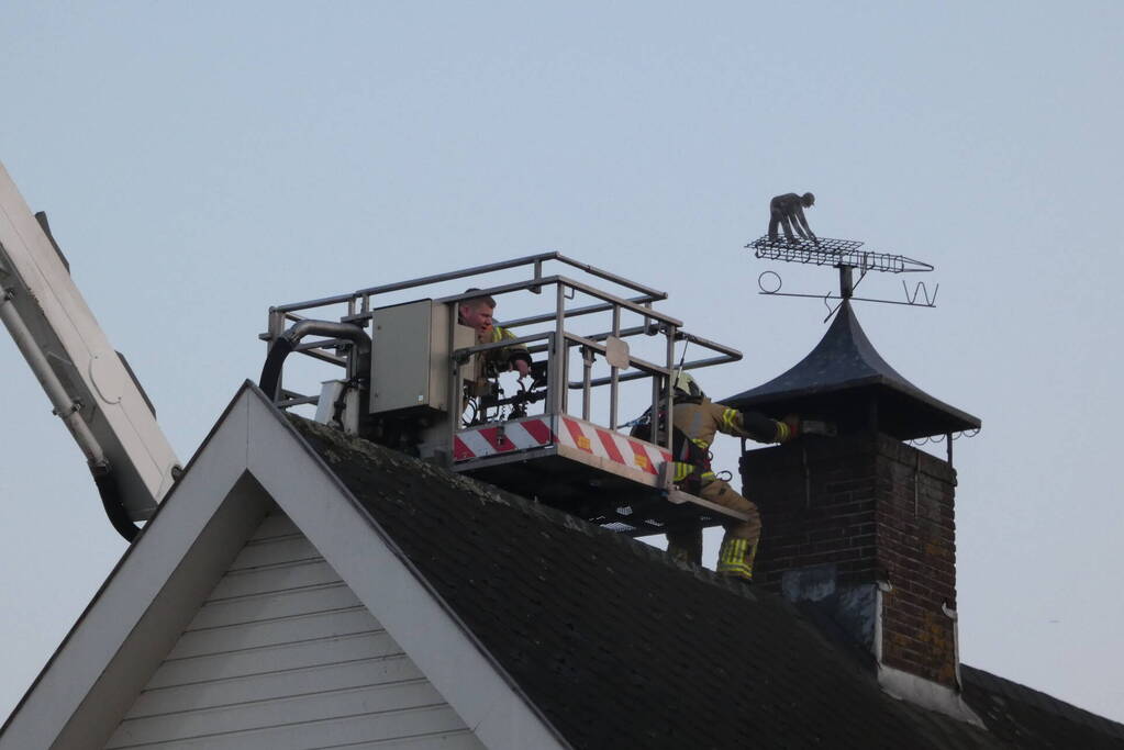Brandweer blust brand in schoorsteen
