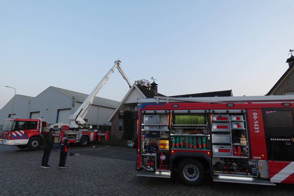 Brandweer blust brand in schoorsteen