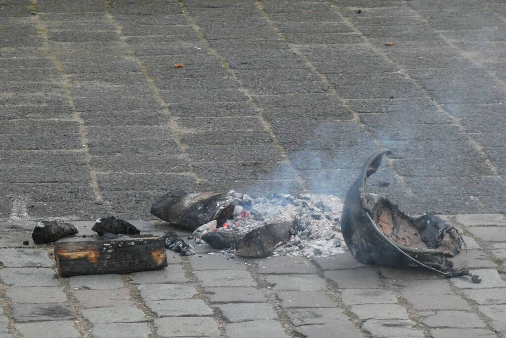 Brandweer blust brand in schoorsteen