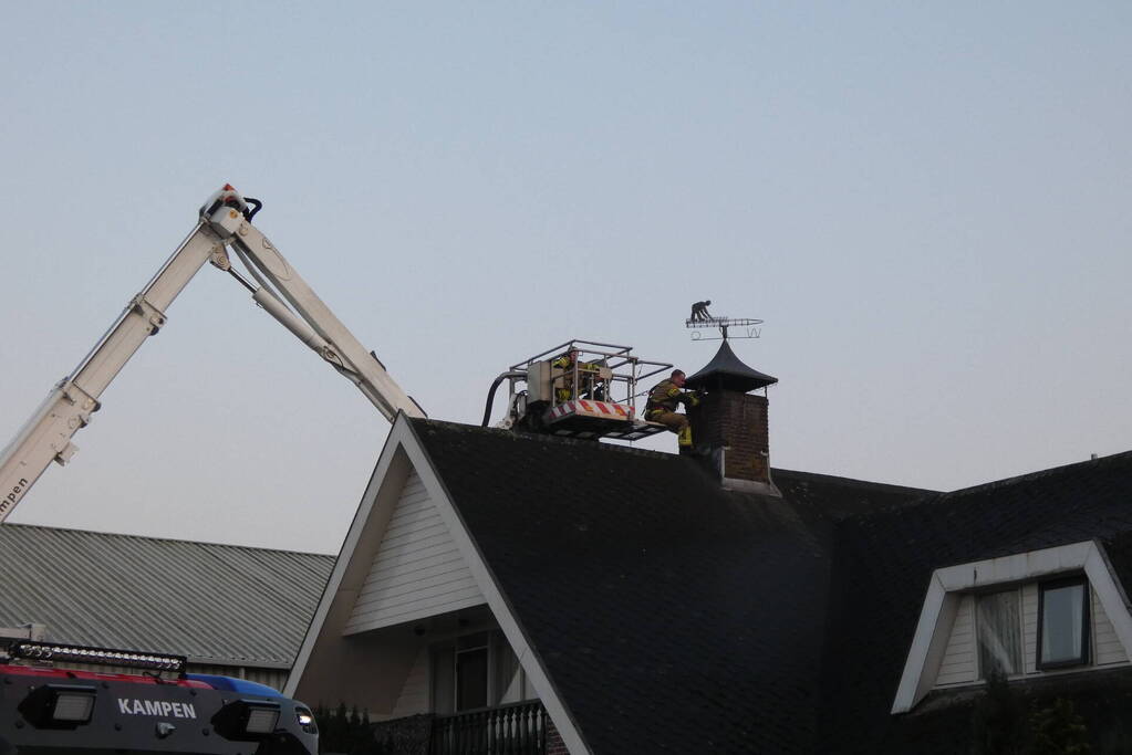 Brandweer blust brand in schoorsteen