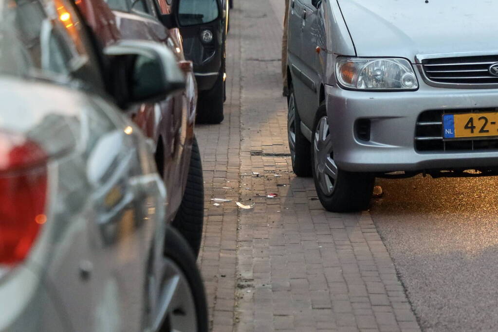 Snorfietser botst achterop personenauto