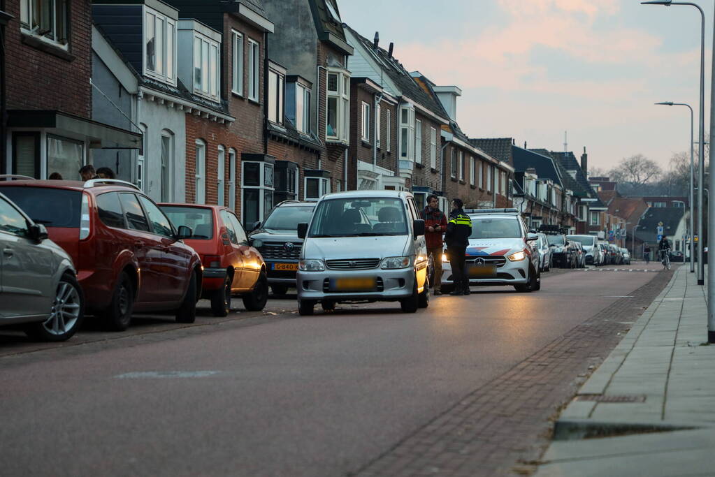 Snorfietser botst achterop personenauto