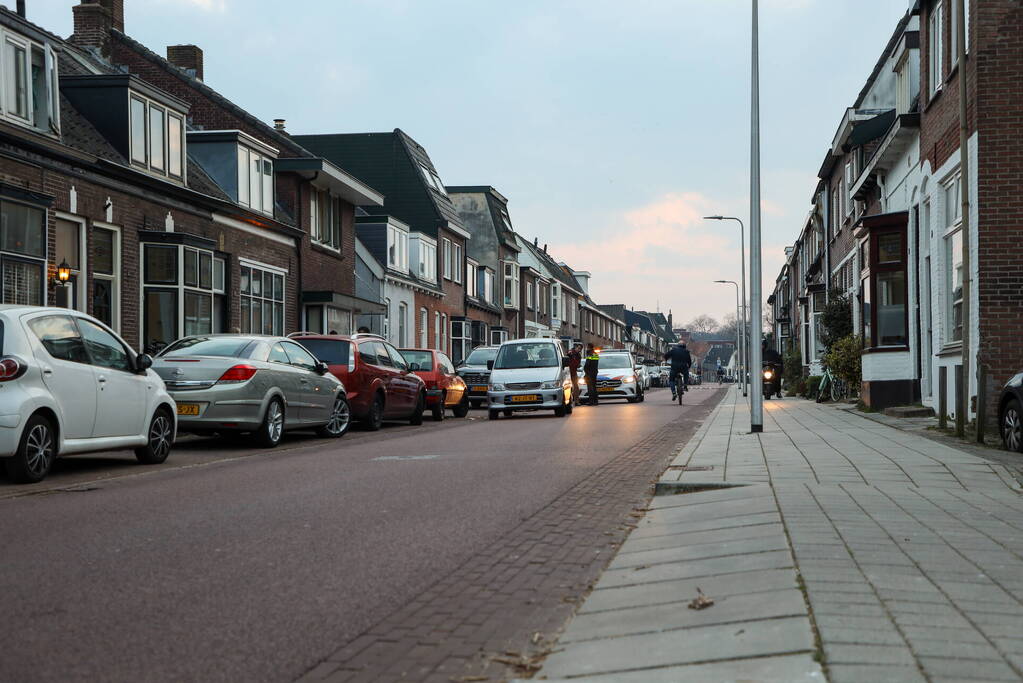 Snorfietser botst achterop personenauto