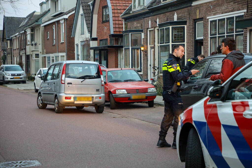 Snorfietser botst achterop personenauto