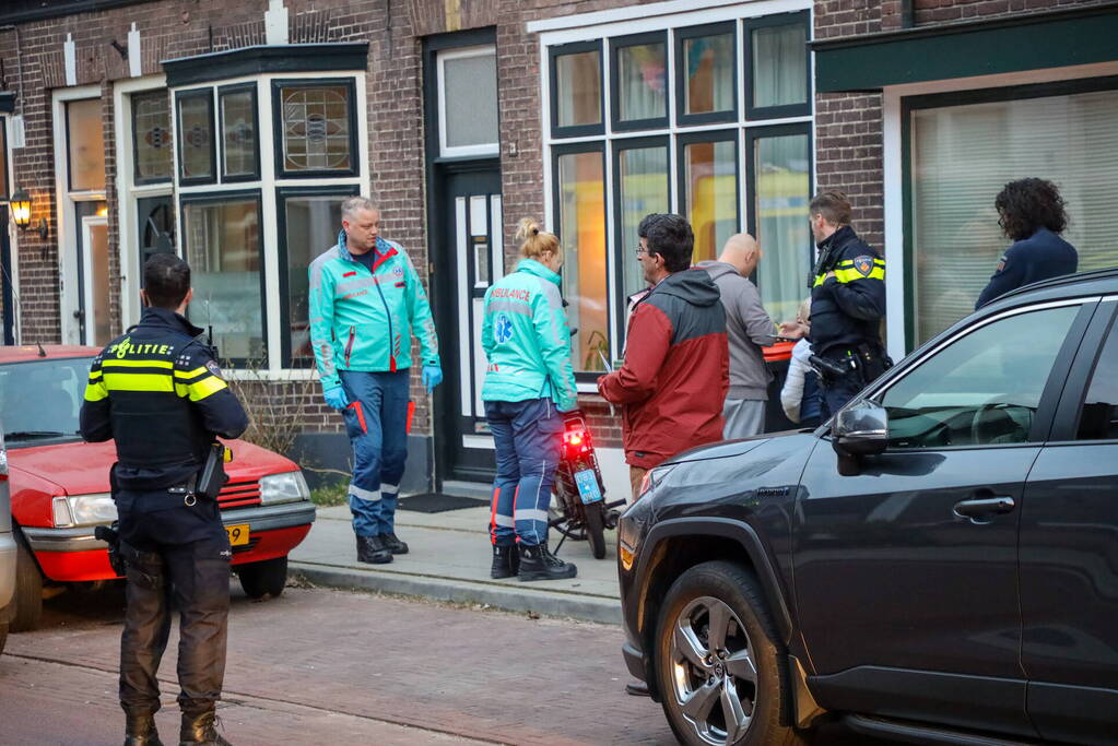 Snorfietser botst achterop personenauto
