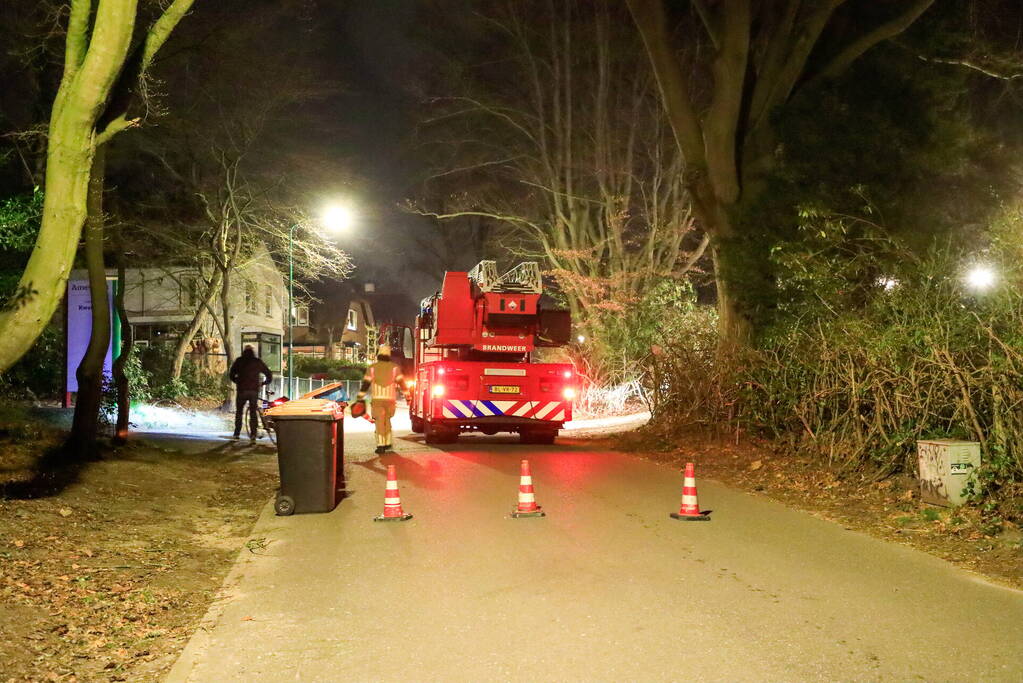 Rookontwikkeling vanwege brand in schoorsteen van woning