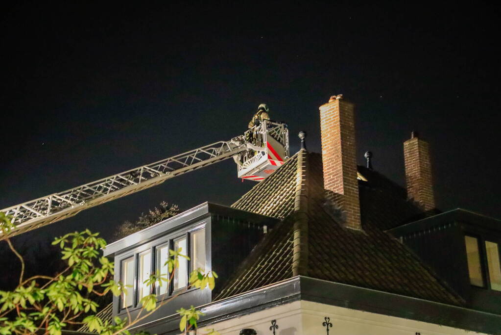 Rookontwikkeling vanwege brand in schoorsteen van woning