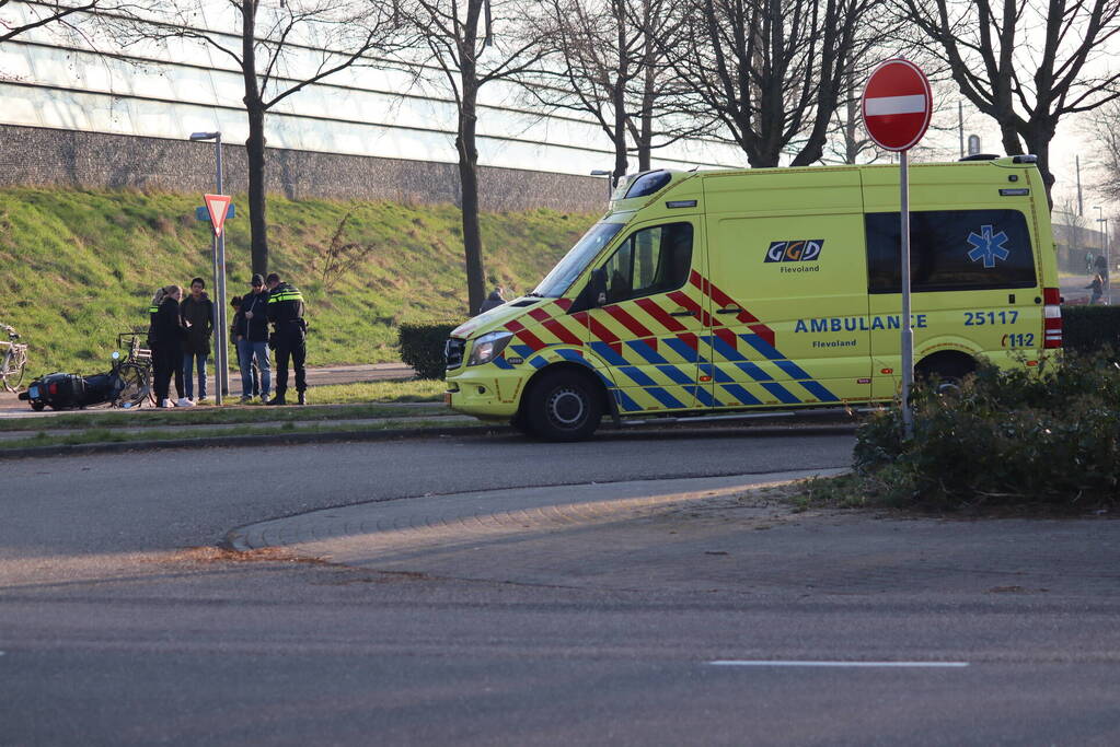 Scooterrijder gewond bij botsing met fietser