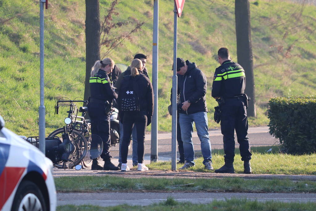 Scooterrijder gewond bij botsing met fietser
