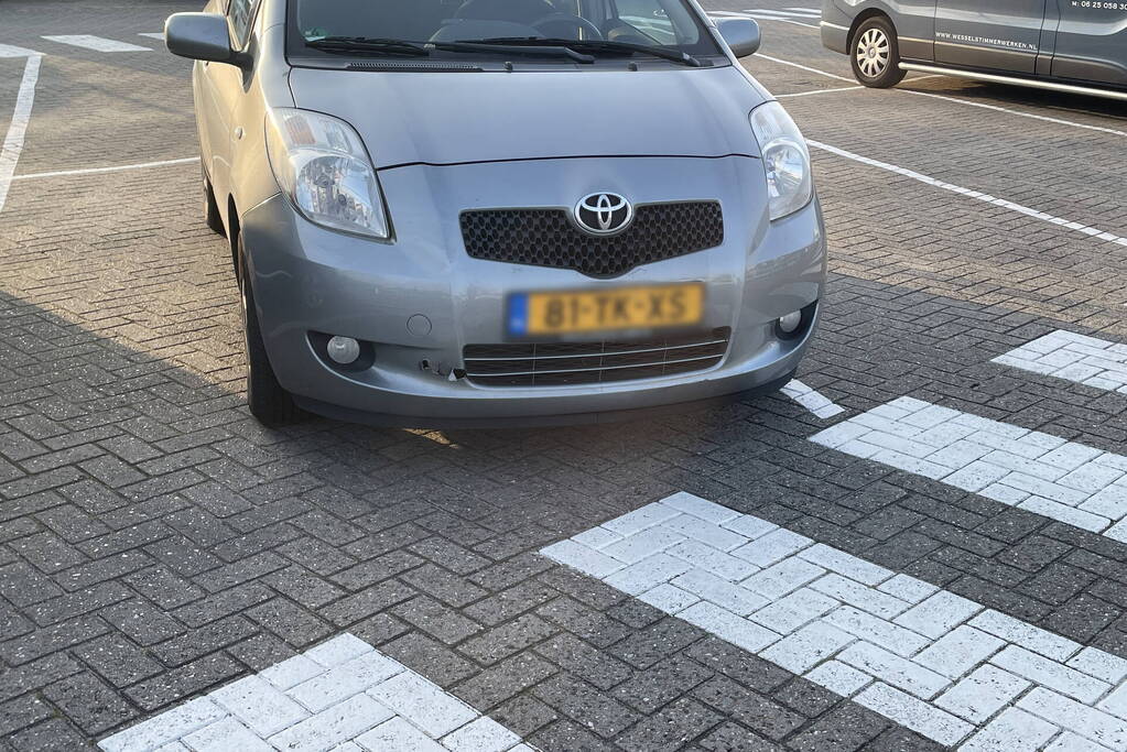 Fietser en automobilist botsen met elkaar