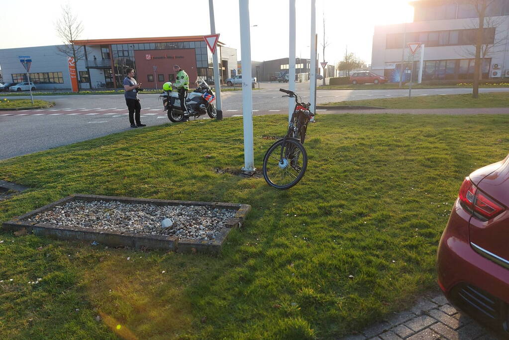 Fietser en automobilist botsen met elkaar