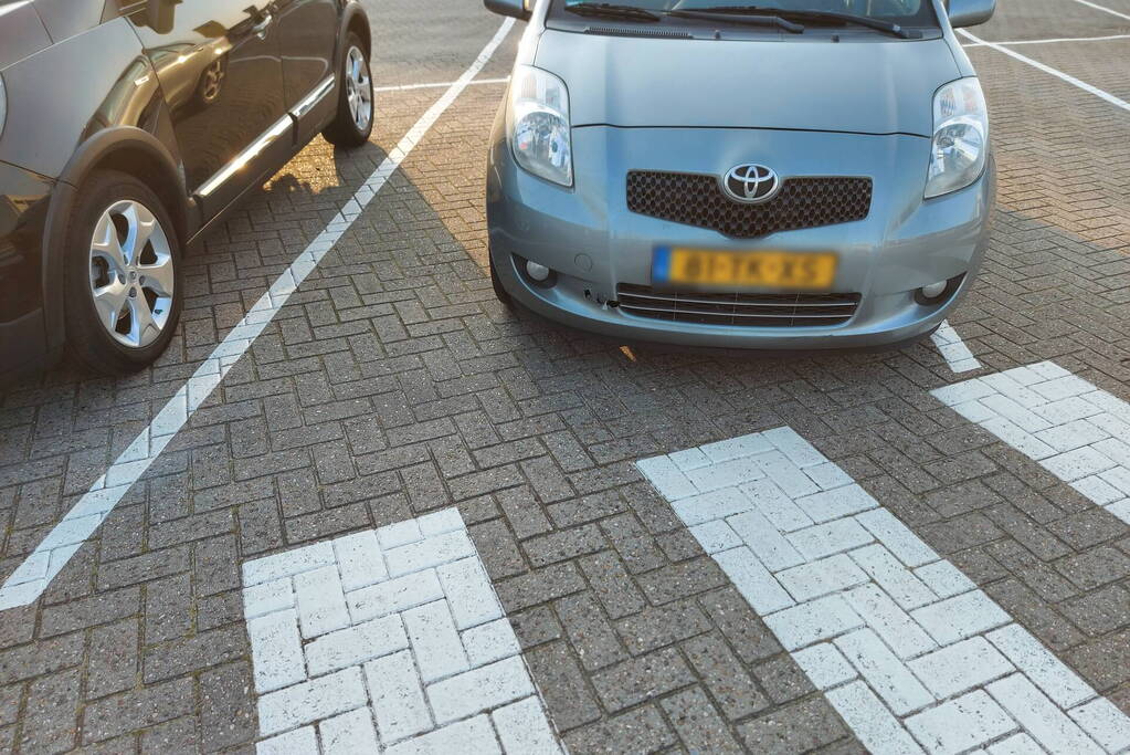 Fietser en automobilist botsen met elkaar