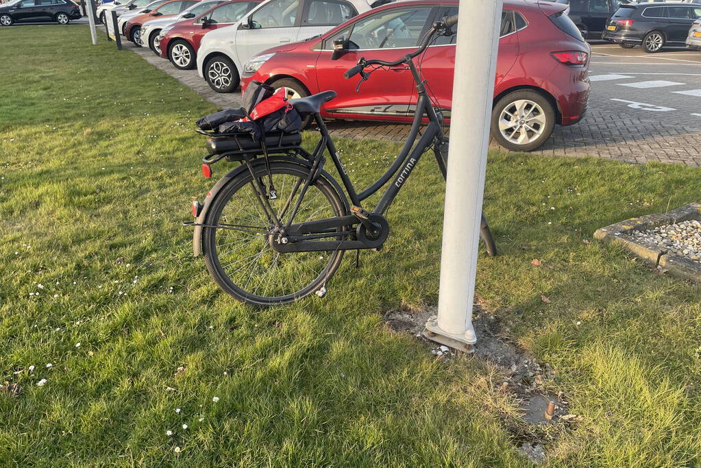 Fietser en automobilist botsen met elkaar