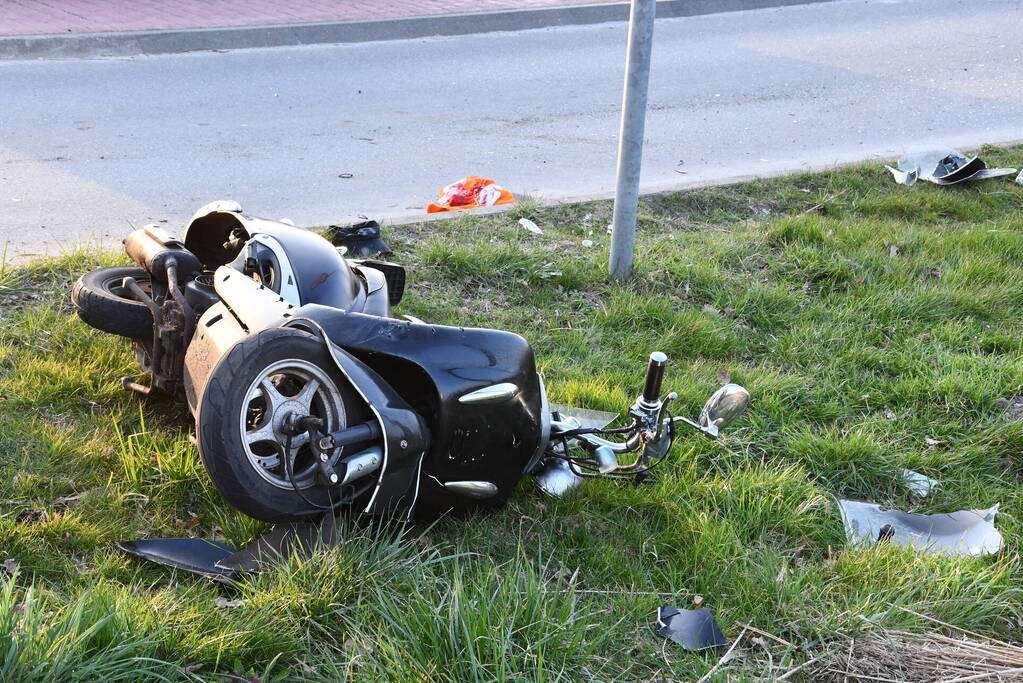 Snorfietser gewond bij botsing met auto