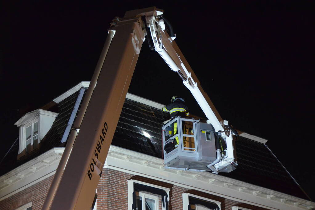 Brandweer ingezet voor losliggende dakpannen