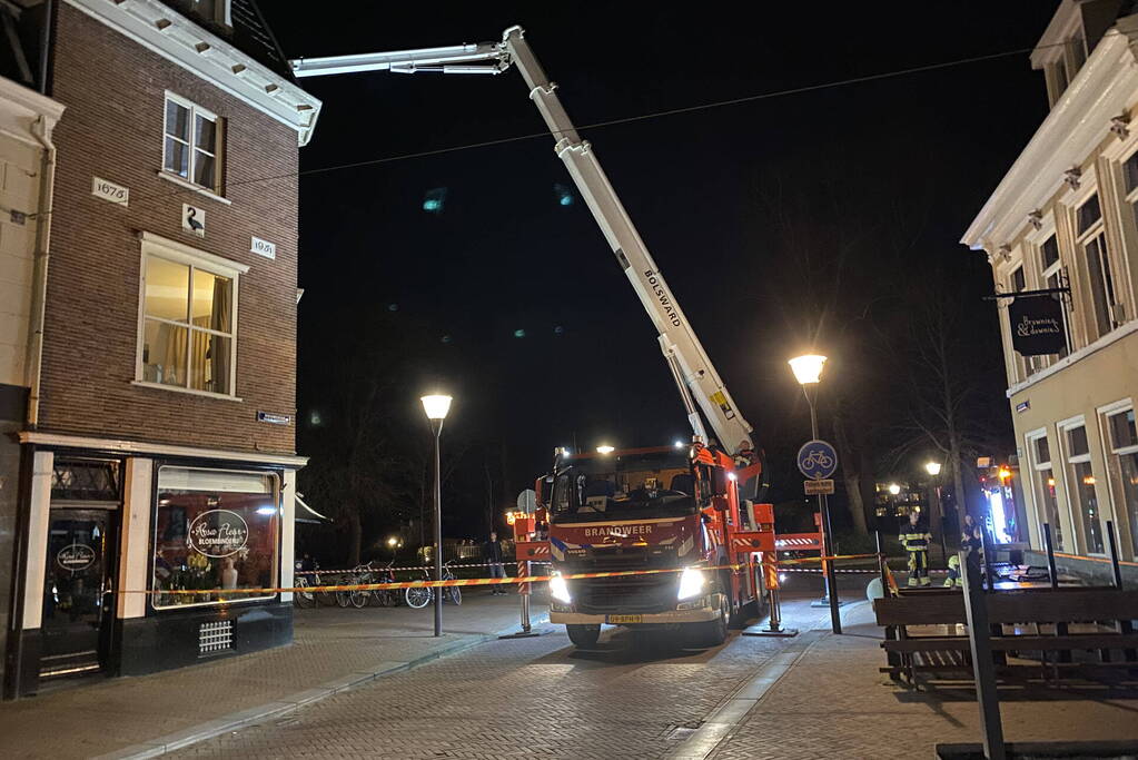 Brandweer ingezet voor losliggende dakpannen