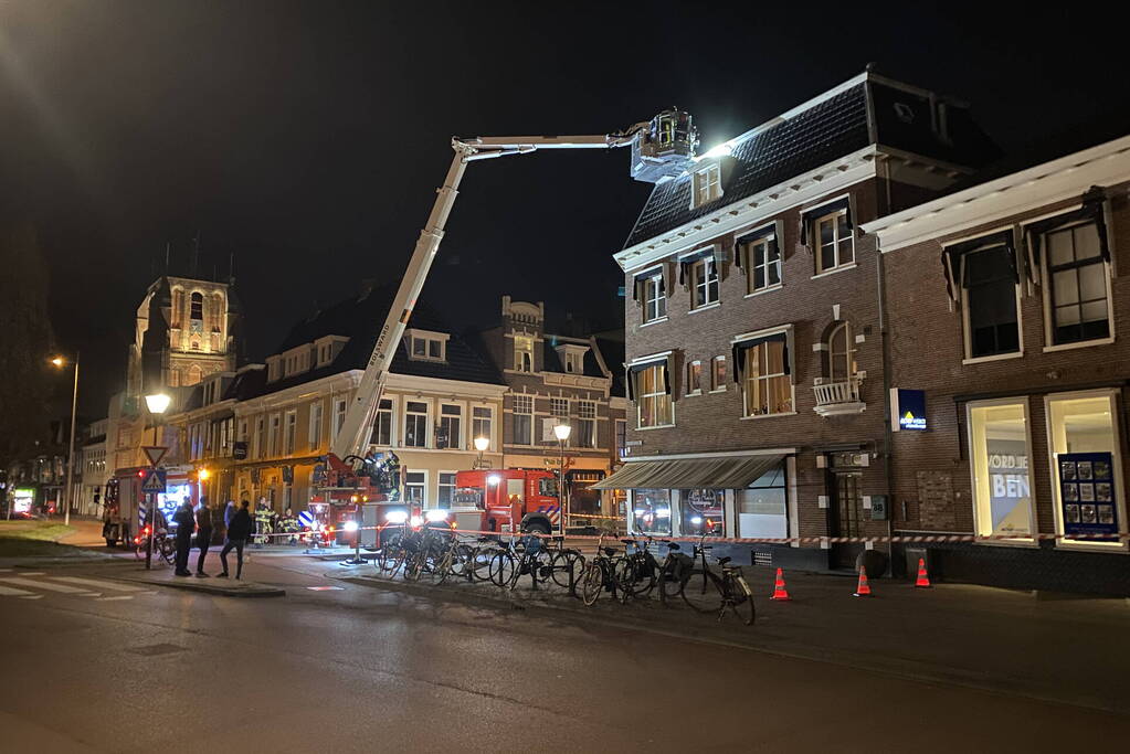 Brandweer ingezet voor losliggende dakpannen