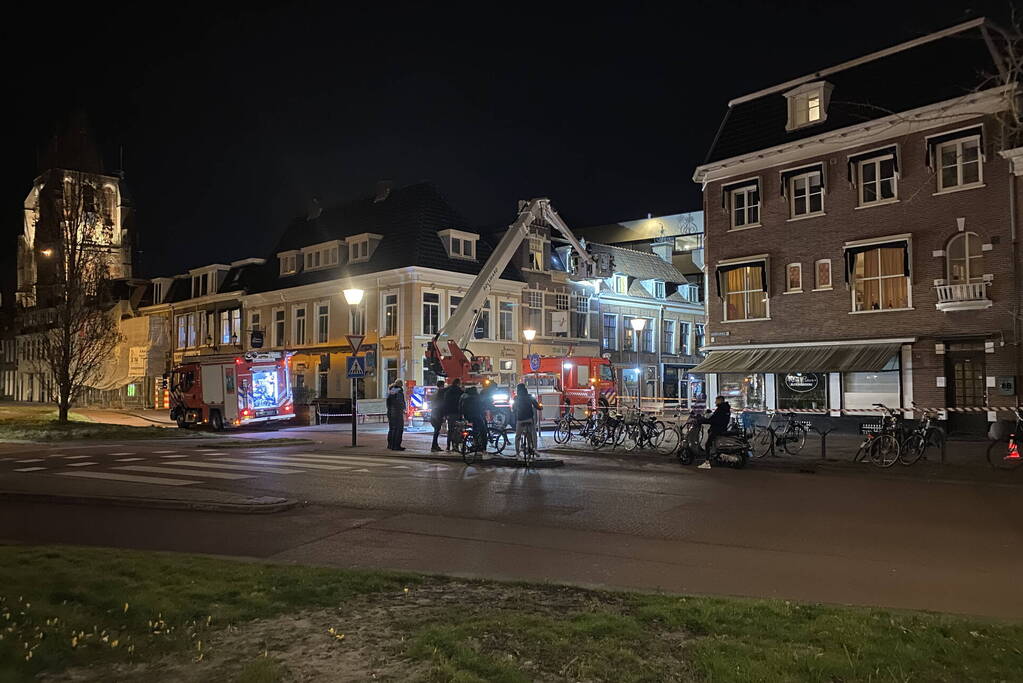 Brandweer ingezet voor losliggende dakpannen